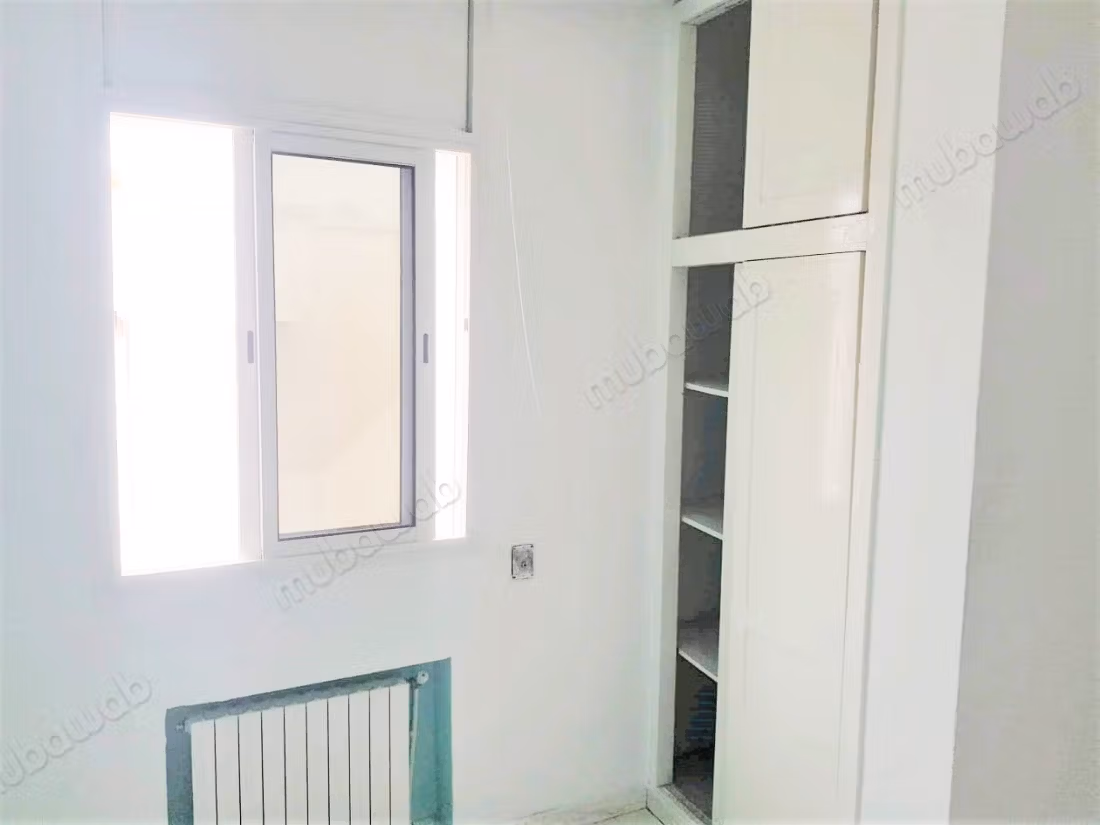 Vente d'un bel appartement à Le Bardo. 
4 chambres agréables. 
Porte blindée et chauffage central