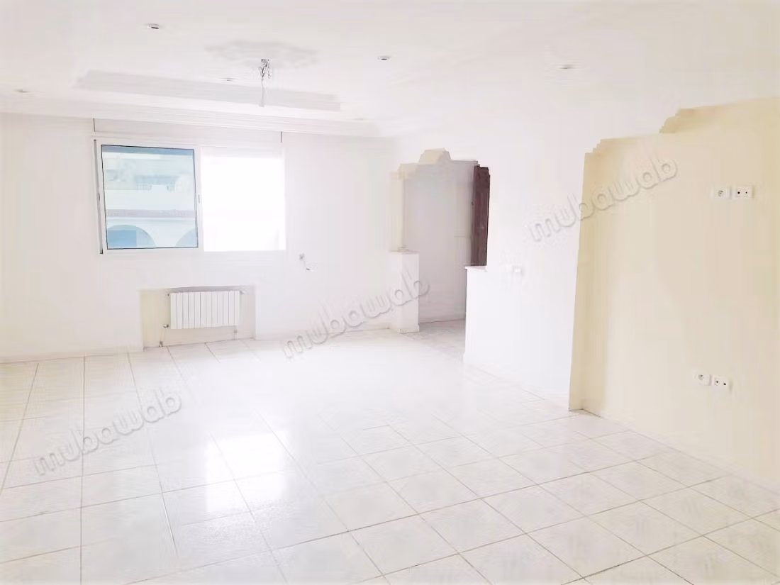 Vente d'un bel appartement à Le Bardo. 
4 chambres agréables. 
Porte blindée et chauffage central