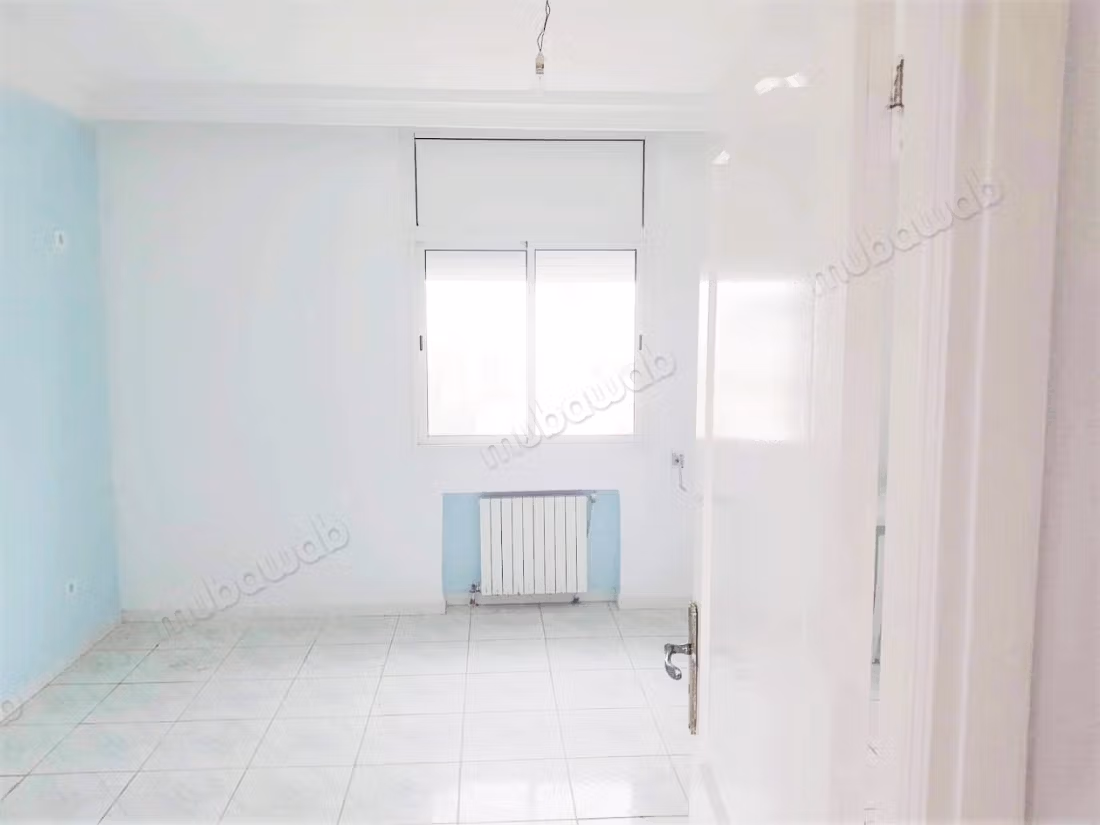 Vente d'un bel appartement à Le Bardo. 
4 chambres agréables. 
Porte blindée et chauffage central