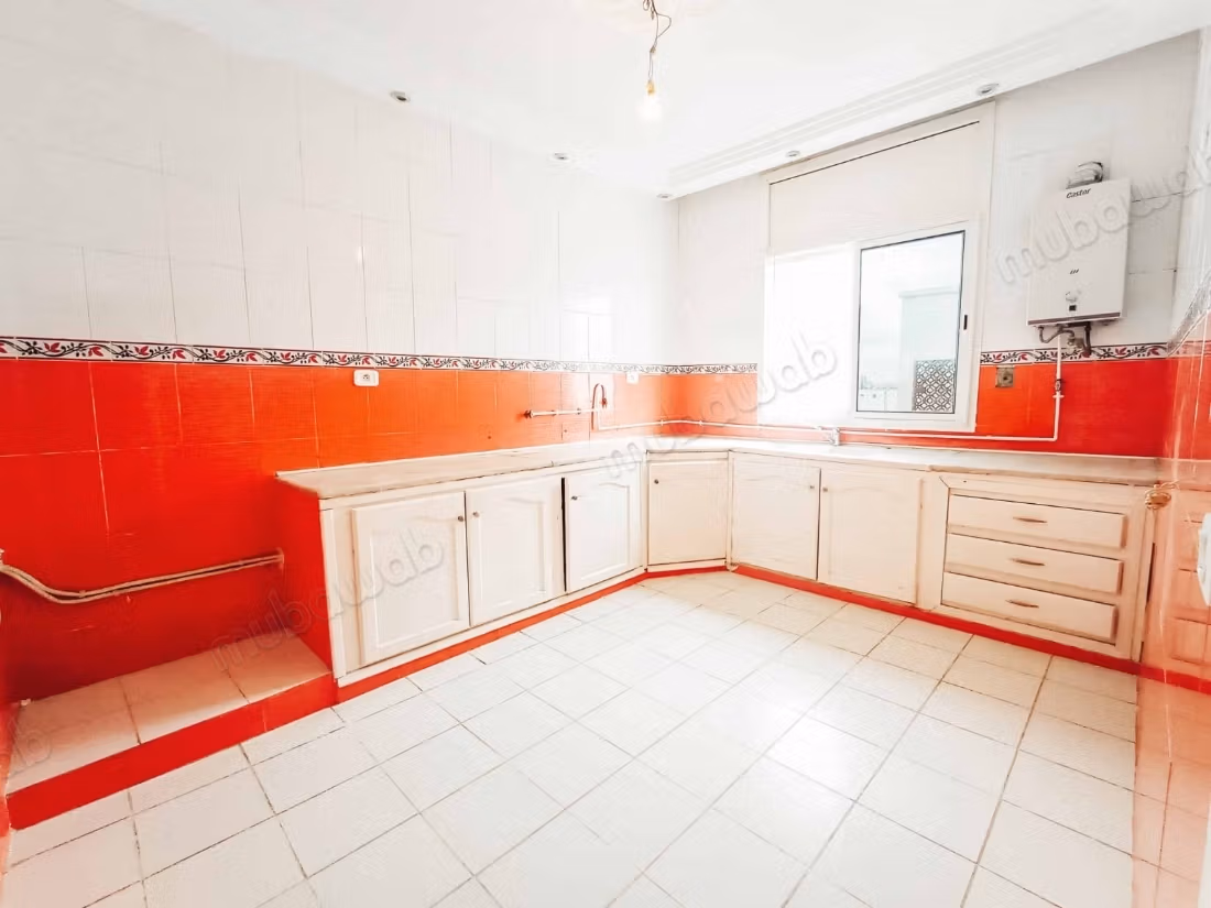 Vente d'un bel appartement à Le Bardo. 
4 chambres agréables. 
Porte blindée et chauffage central