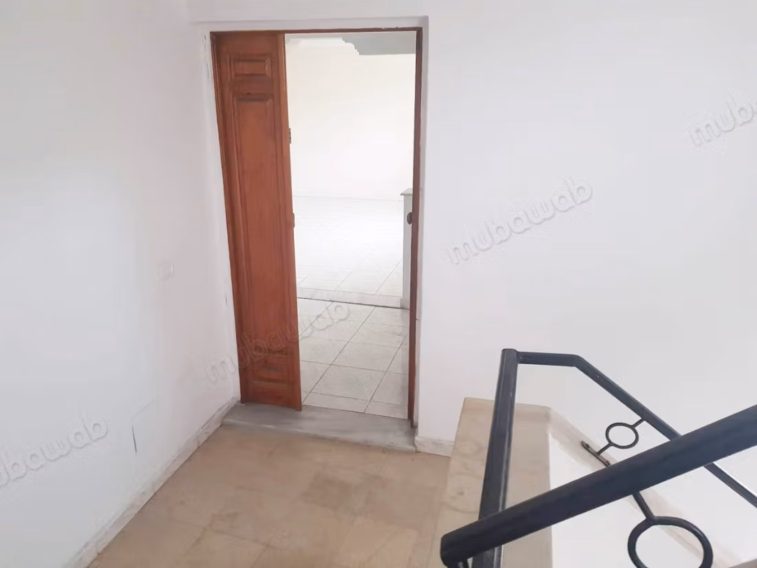 Vente d'un bel appartement à Le Bardo. 
4 chambres agréables. 
Porte blindée et chauffage central
