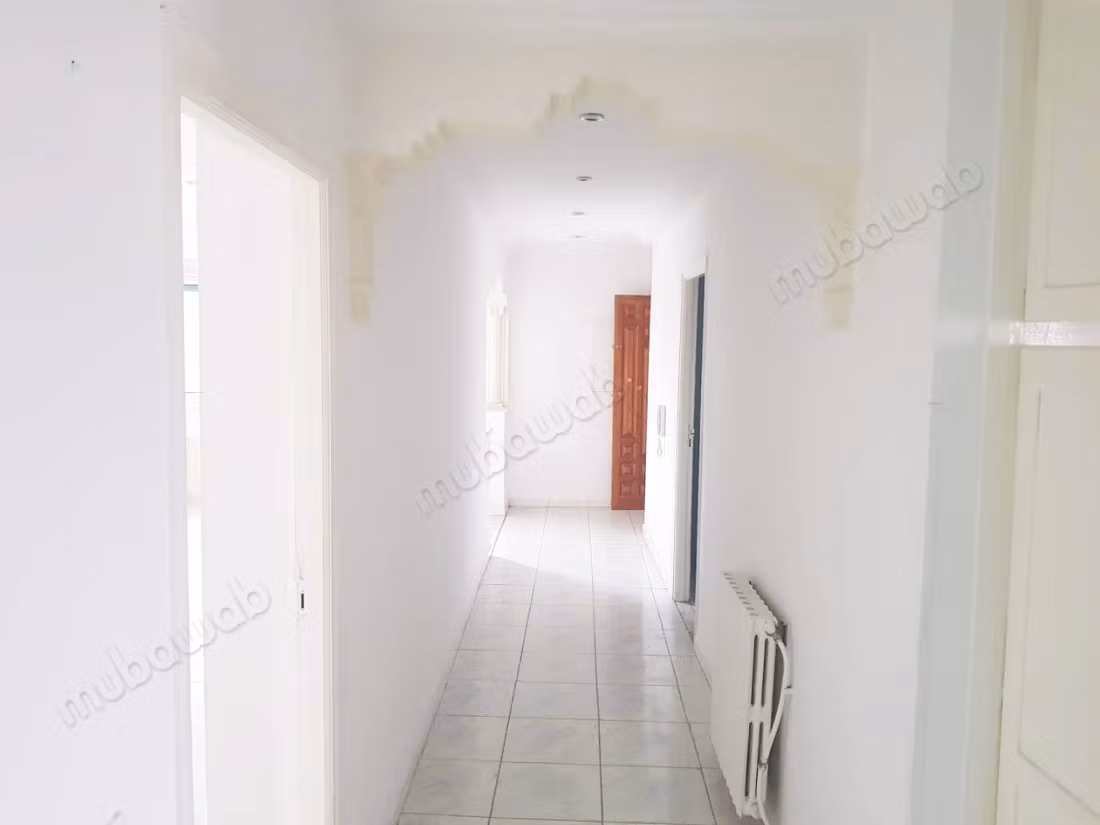 Vente d'un bel appartement à Le Bardo. 
4 chambres agréables. 
Porte blindée et chauffage central