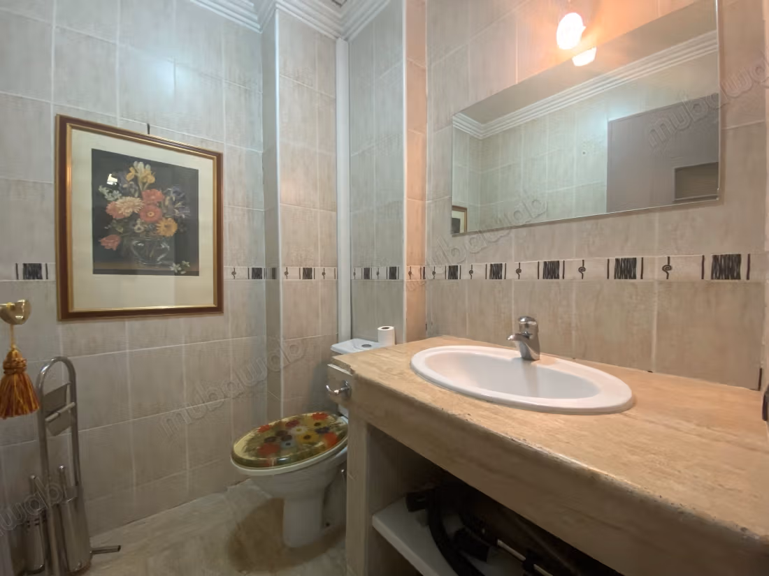 Location saisonnière en Centre. Surface totale 145 m². Salon typique marocain, résidence sécurisée