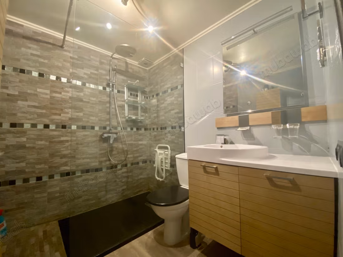 Location saisonnière en Centre. Surface totale 145 m². Salon typique marocain, résidence sécurisée