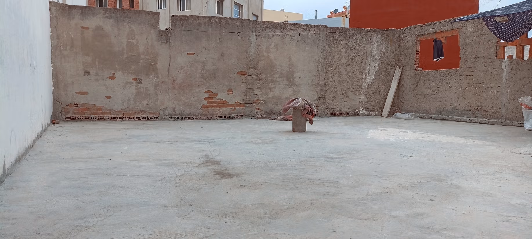 Vente d'une maison à la vieille ville de Beni Makada. 2 pièces confortables. Espace vert