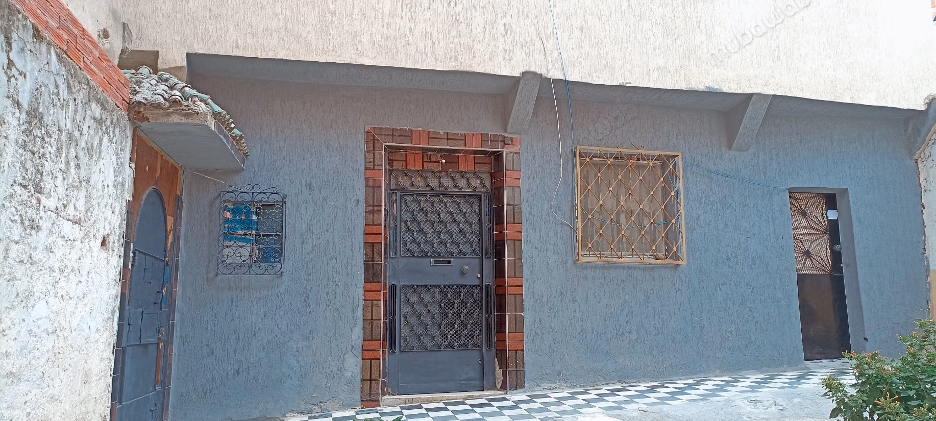 Vente d'une maison à la vieille ville de Beni Makada. 2 pièces confortables. Espace vert