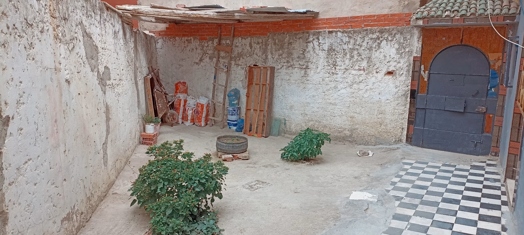 Vente d'une maison à la vieille ville de Beni Makada. 2 pièces confortables. Espace vert