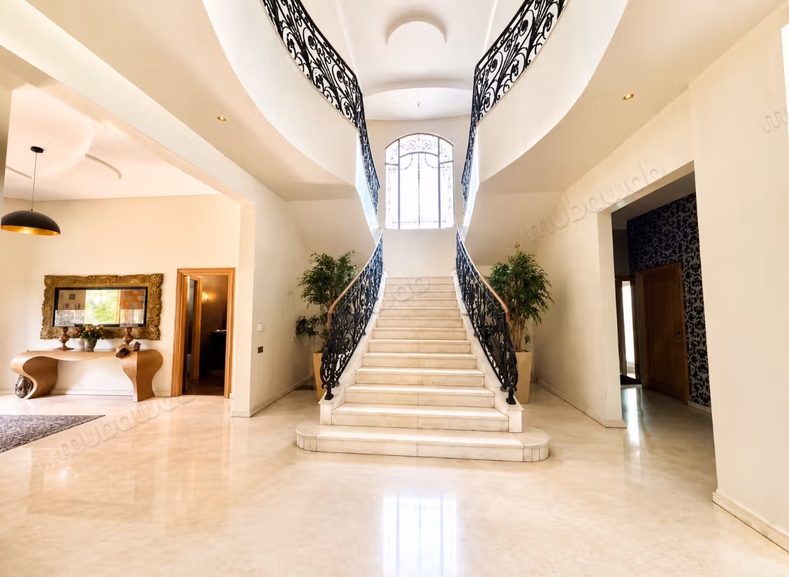 Somptueuse Villa meublée de 1000 M2 a louer sur Californie avec piscine, grand jardin et piscine