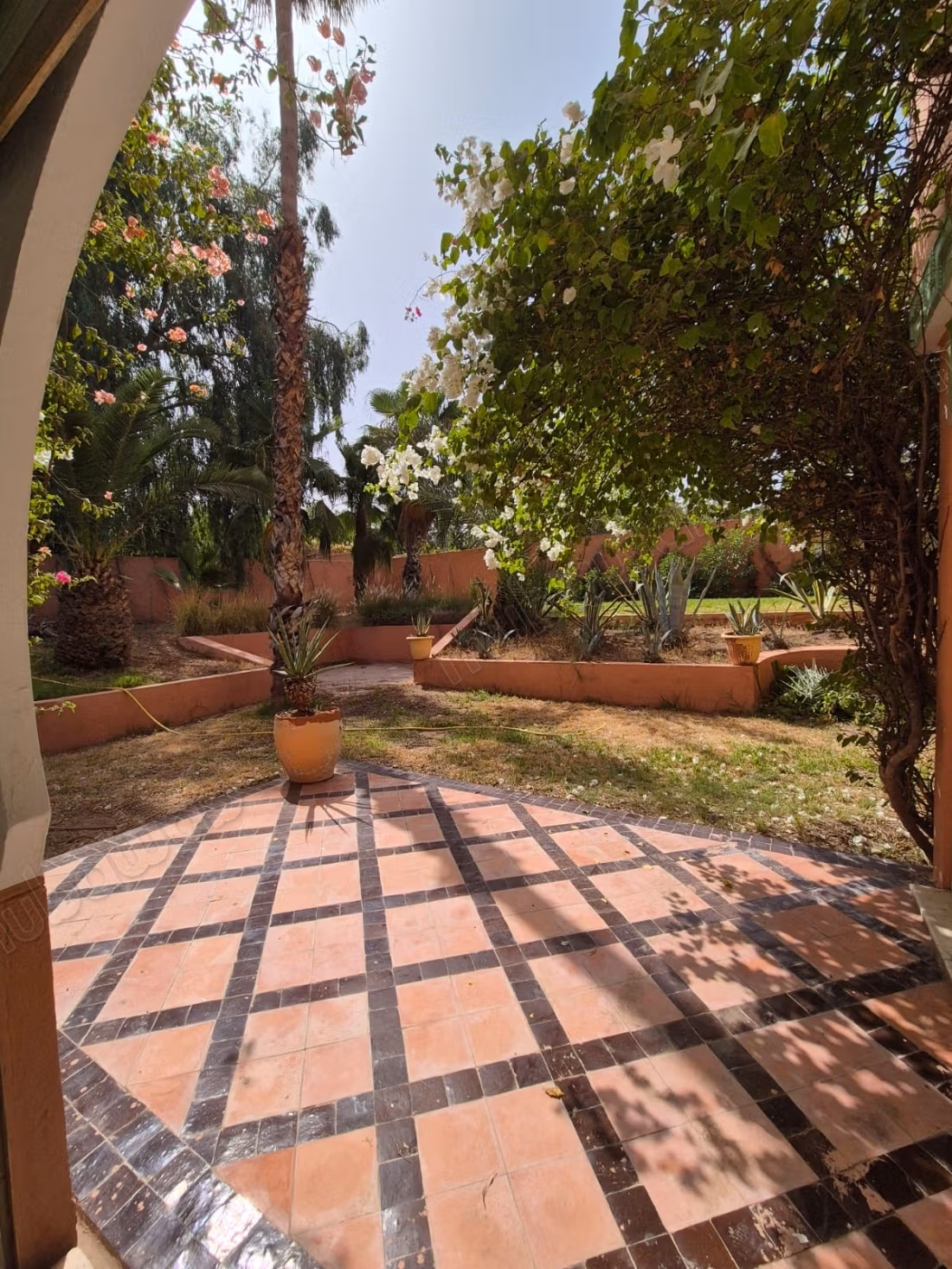 Dans residence gardée avec piscines, palmeraie 1, superbe duplex avec jardin