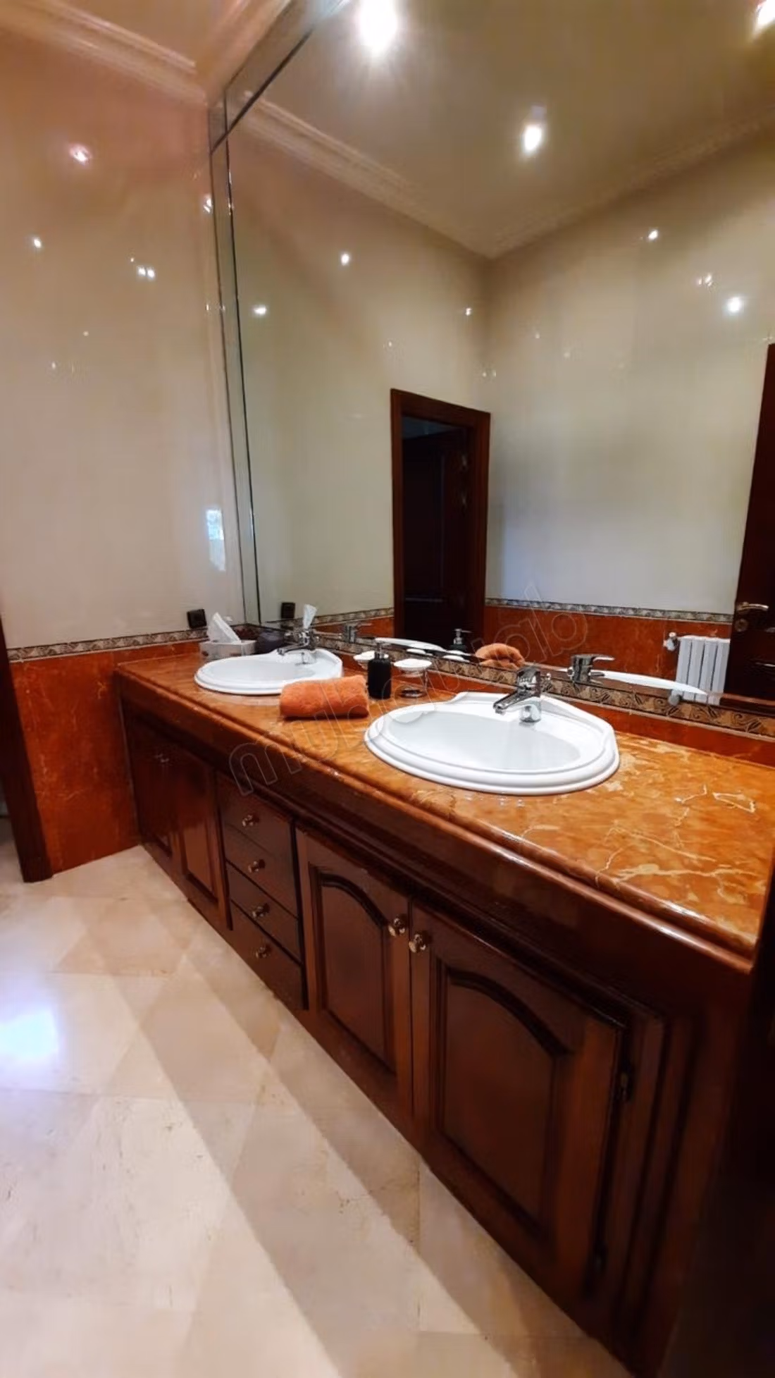 Luxe villa te koop in Ain Diab Extension. 6 comfortabele kamers. Gemeubileerd