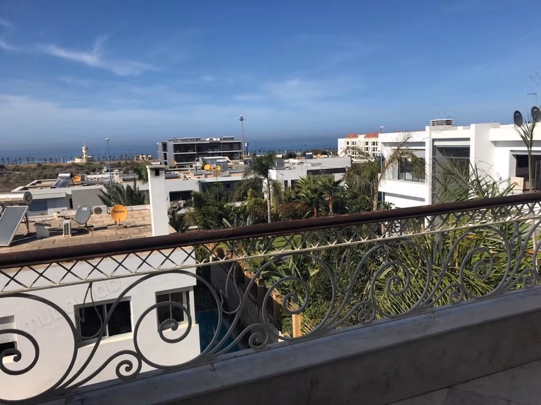 Luxe villa te koop in Ain Diab Extension. 6 comfortabele kamers. Gemeubileerd