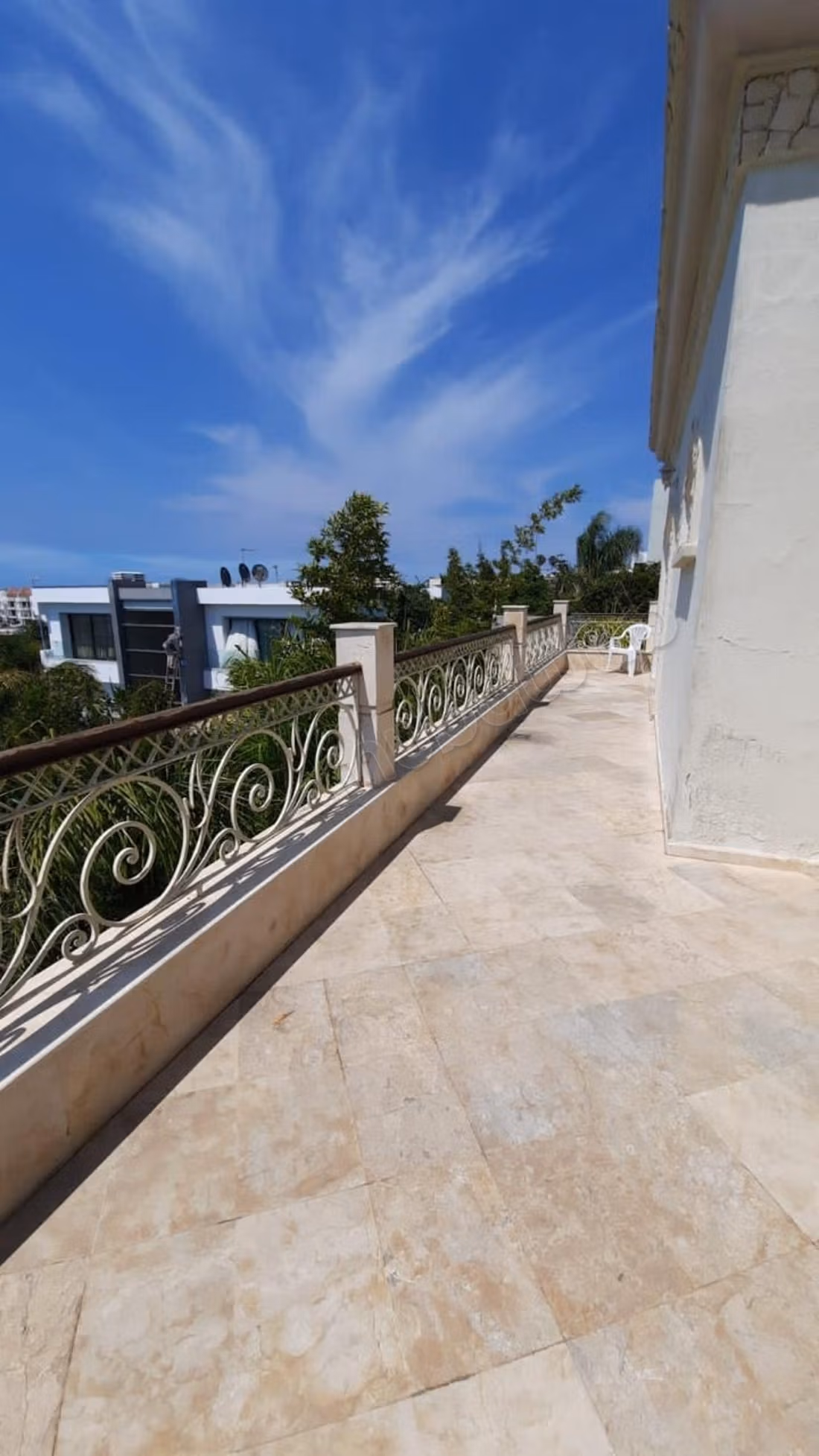 Luxe villa te koop in Ain Diab Extension. 6 comfortabele kamers. Gemeubileerd