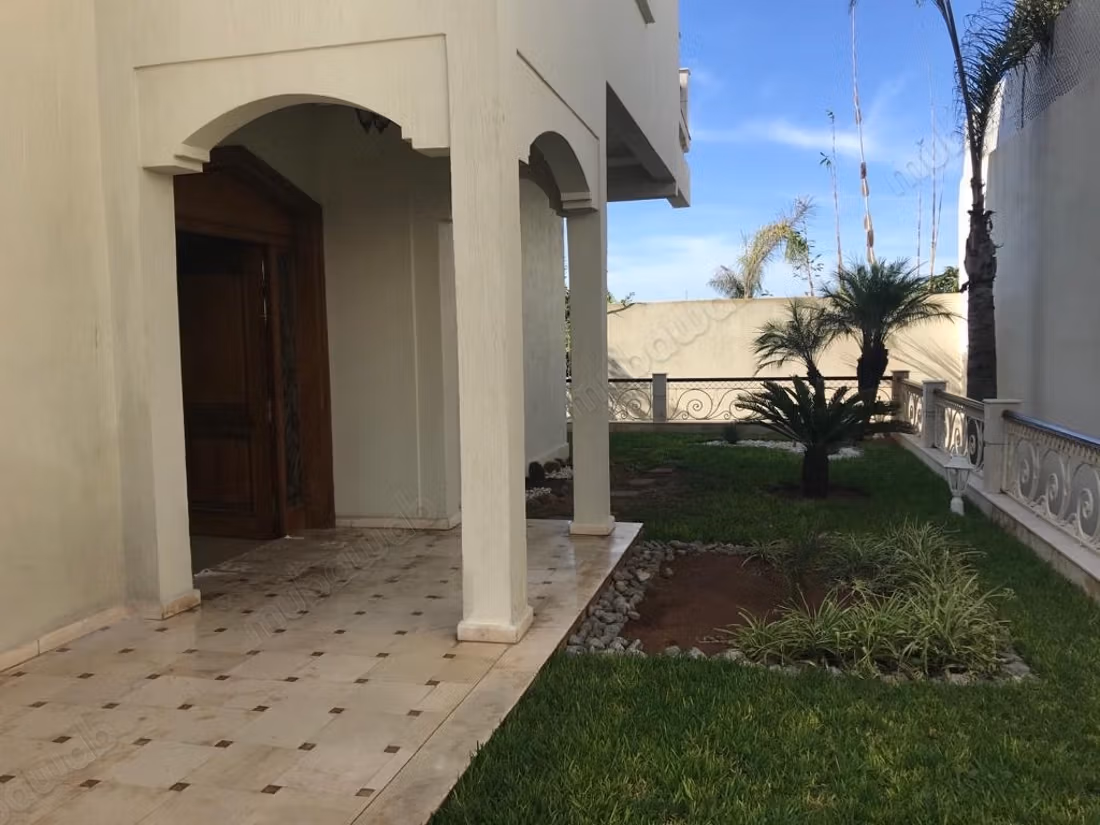 Luxe villa te koop in Ain Diab Extension. 6 comfortabele kamers. Gemeubileerd