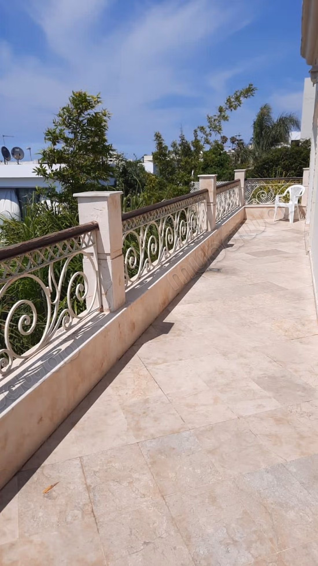 Luxe villa te koop in Ain Diab Extension. 6 comfortabele kamers. Gemeubileerd