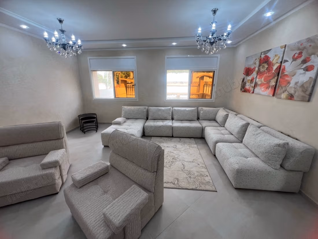 Magnifique maison à louer. Petite surface de 25000 m². Dressing.