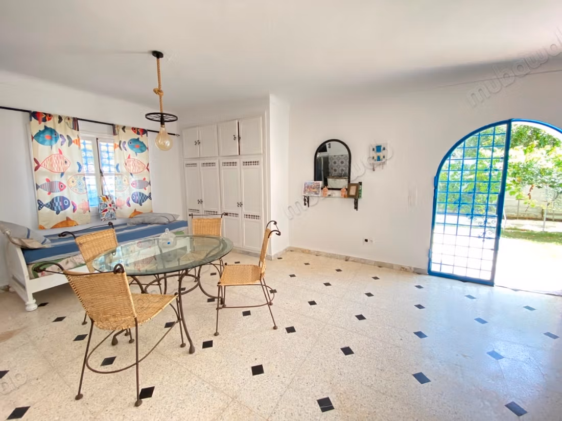 In affitto: Piano terra di una villa con piscina