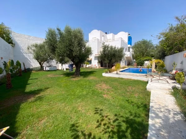 In affitto: Piano terra di una villa con piscina