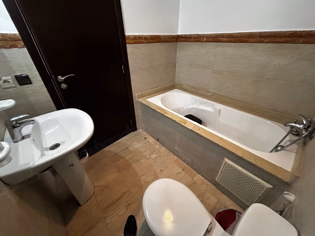 Nice empty apartment for rent in the Princesses