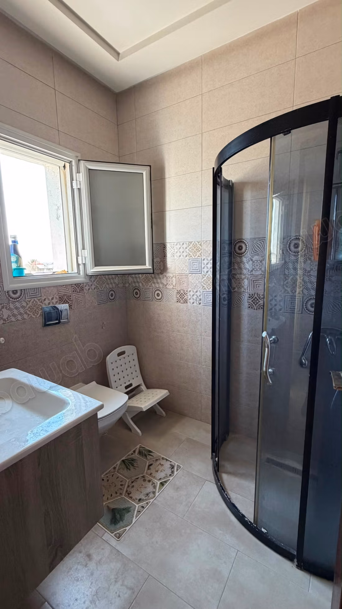 Edificio di 300m2 di terreno e 576m2 costruito a Sahafa, El Ghazela