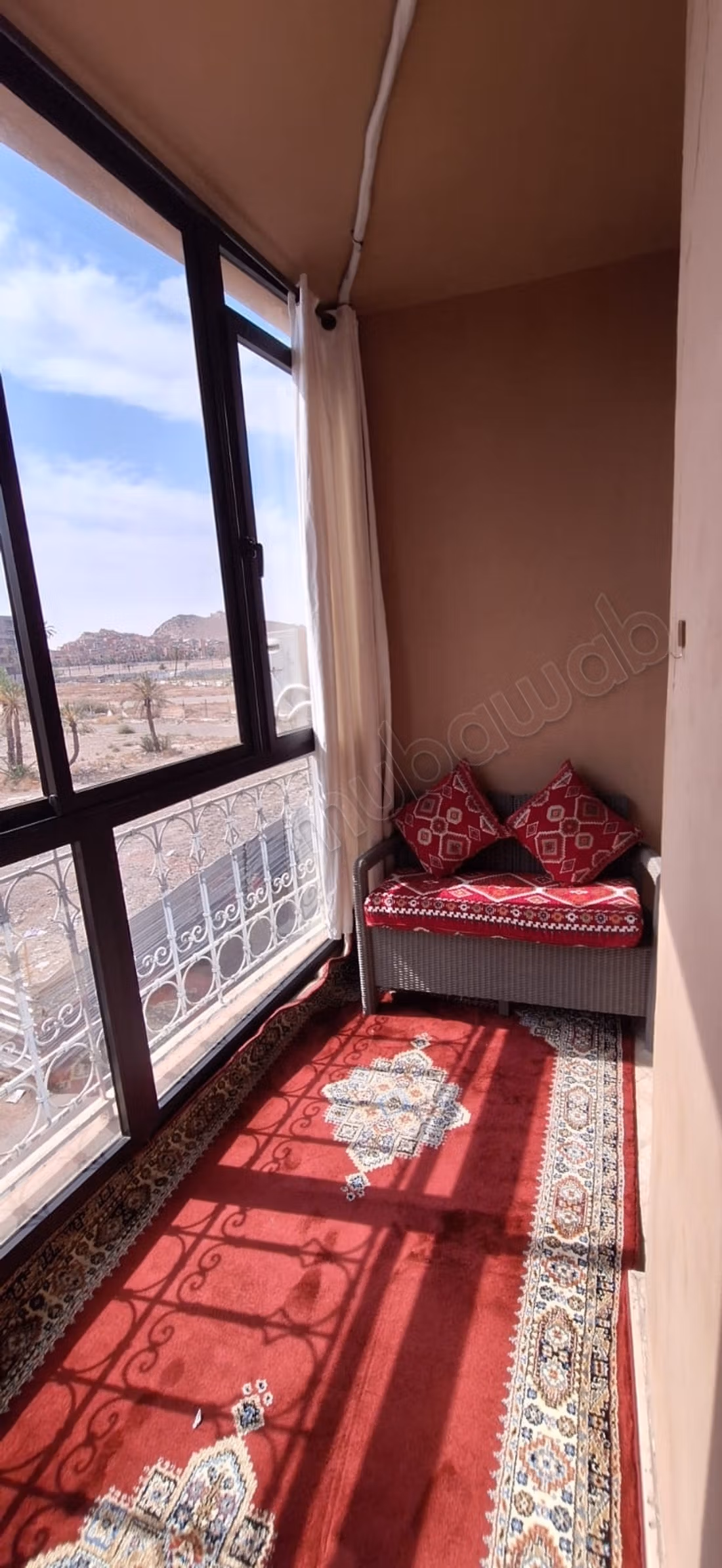 Huur dit appartement op de Casablancaweg. 3 grote kamers. Gemeubileerd