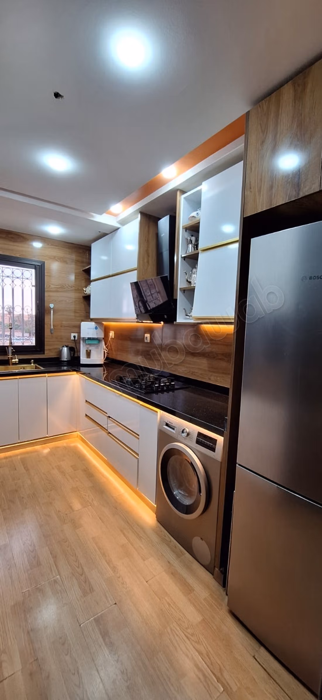Huur dit appartement op de Casablancaweg. 3 grote kamers. Gemeubileerd
