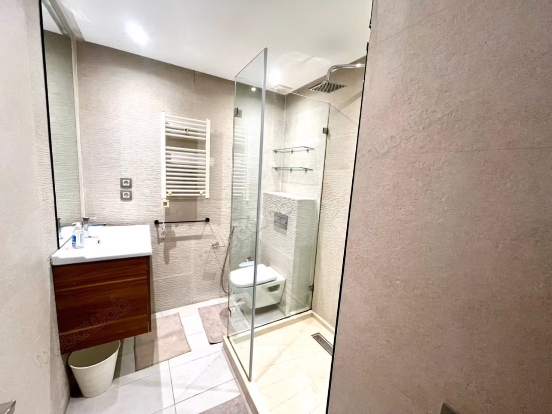 Appartement en location à Ferme Bretonne Hay Arraha. Surface totale 140 m². Porte blindée, salon marocain