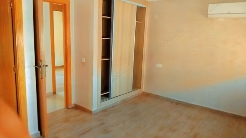 Appartement te huur in Hay Alfadl. 4 comfortabele kamers. Uitzonderlijk uitzicht op de bergen, dubbele beglazing