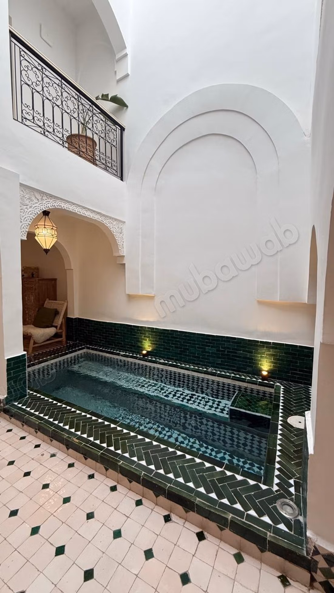 رياض رائع جديد – 4 أجنحة – مسبح مدفأ وجاكوزي – عائد ممتاز – يباع مفروشة