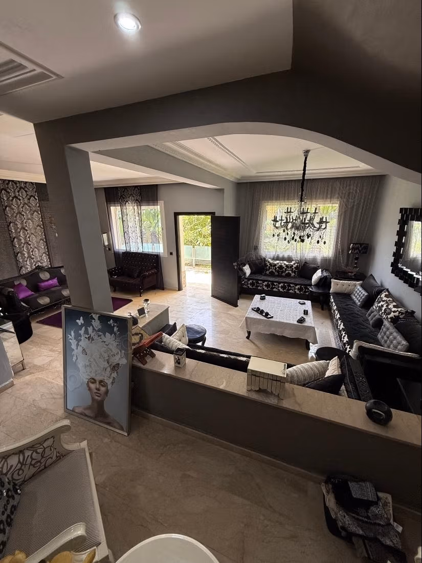 High standing villa in gated community with pool