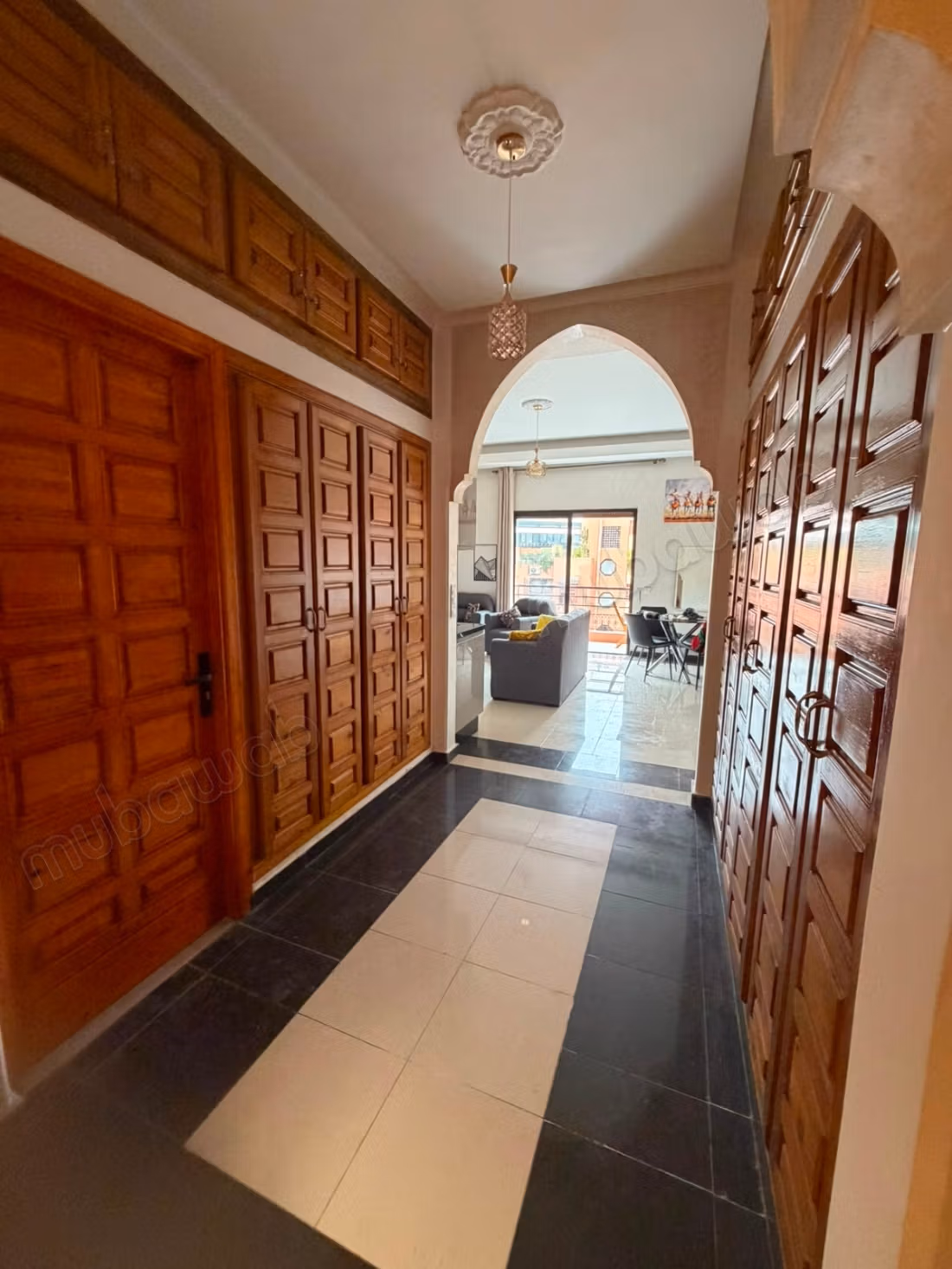 Vend appartement à Guéliz. 
1 Pièce. 
Bien meublé