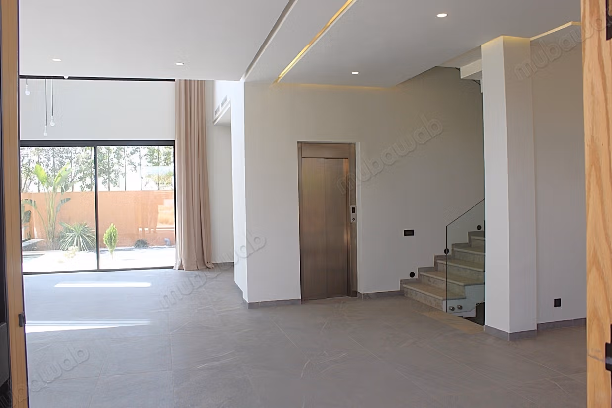 Belle villa de cinq chambres avec ascenceur