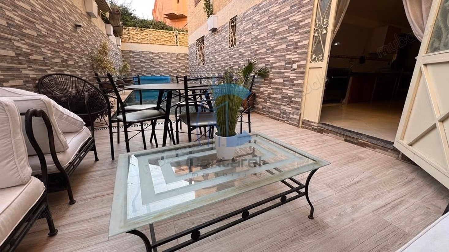 Villa ristrutturata con 6 camere venduta arredata con piscina riscaldata sulla strada di casa