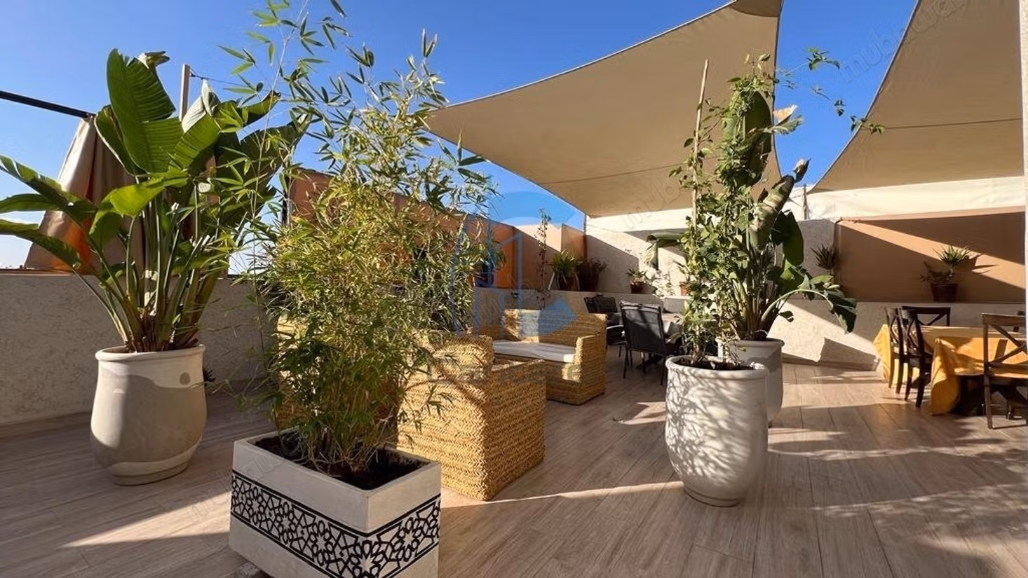 Villa ristrutturata con 6 camere venduta arredata con piscina riscaldata sulla strada di casa