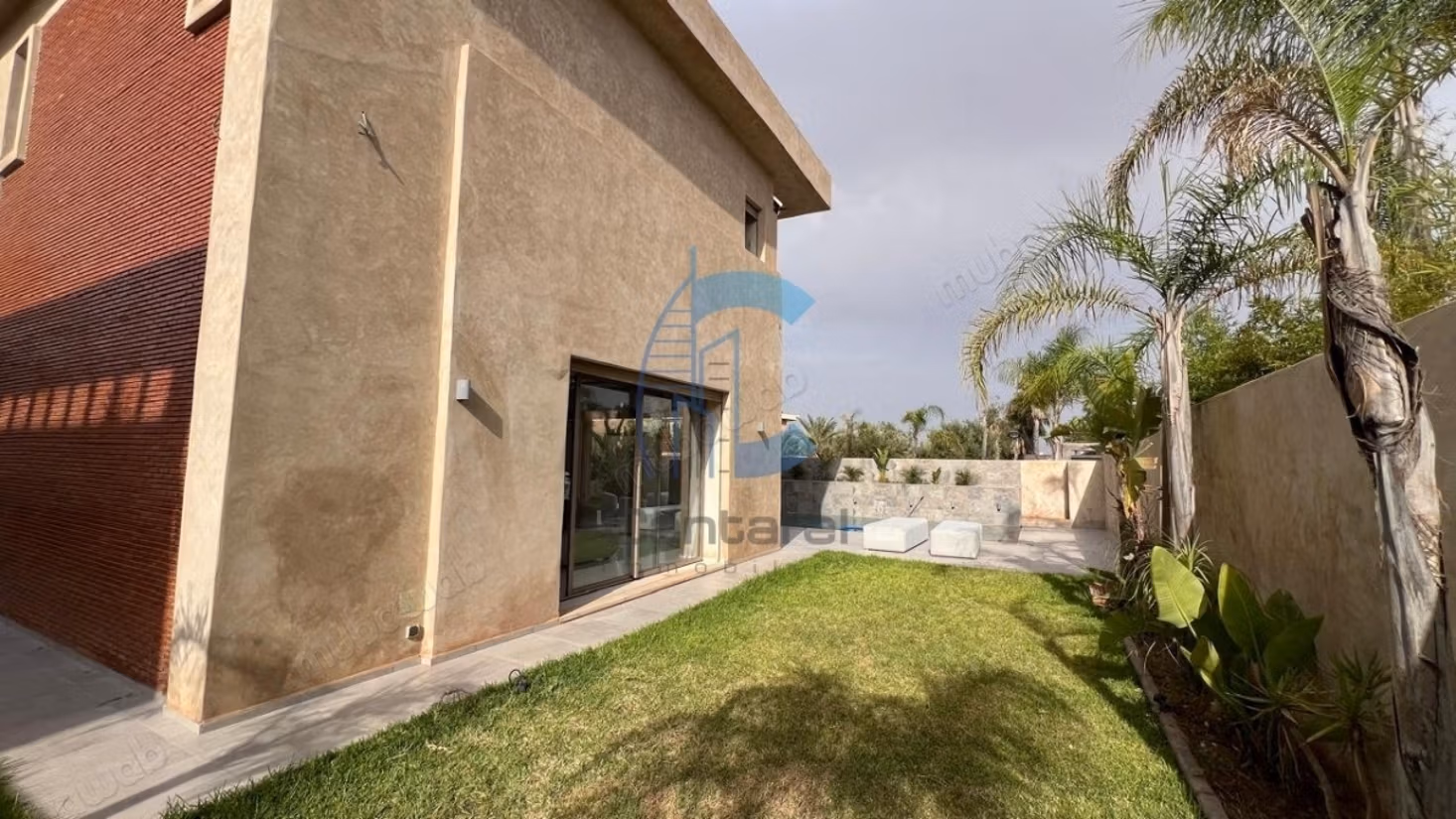 Villa con 5 camere da letto e 2 camere per il personale con giardino e piscina privata in vendita ad Akenza, strada di Ourika