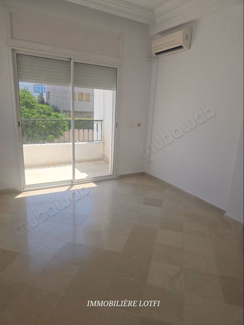 Villa de luxe à louer à Gammarth Supérieur. 5 belles chambres. Environnement calme avec vue sur la montagne, porte blindée