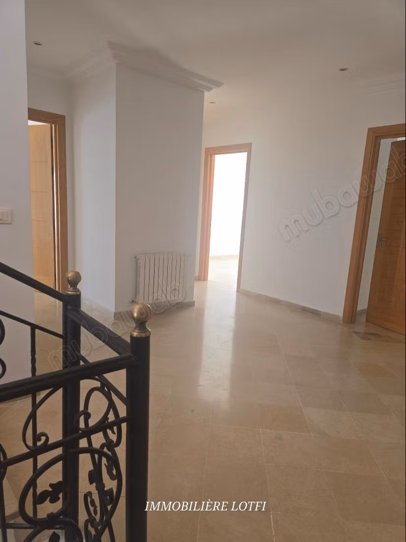 Villa de luxe à louer à Gammarth Supérieur. 5 belles chambres. Environnement calme avec vue sur la montagne, porte blindée