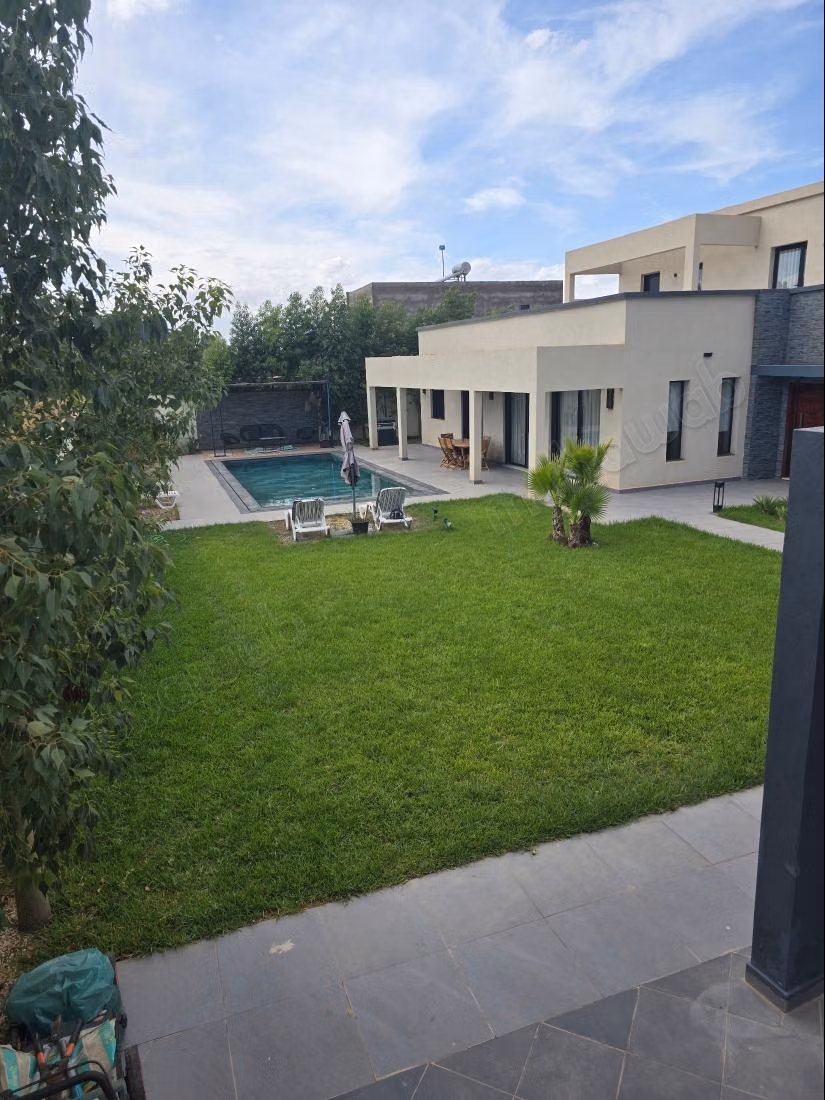 Très belle maison en vente à Ghmate. Superficie 180 m². Bien meublé