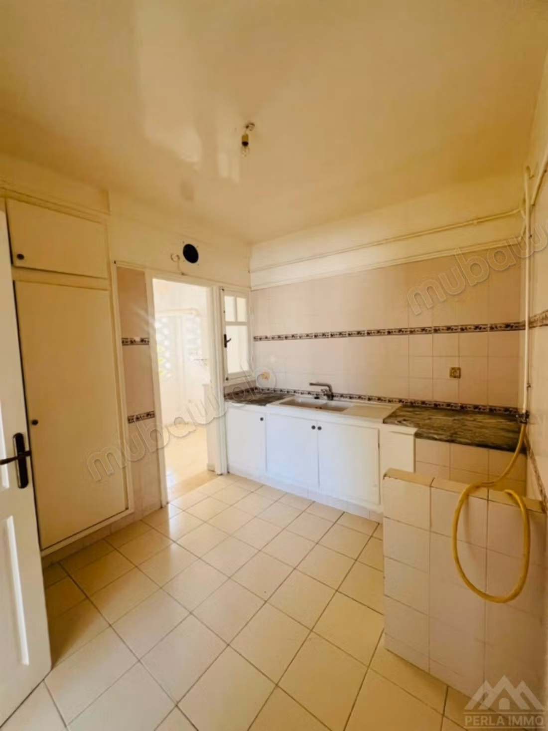 À vendre un appart s3 transformé en s2 à Laouina