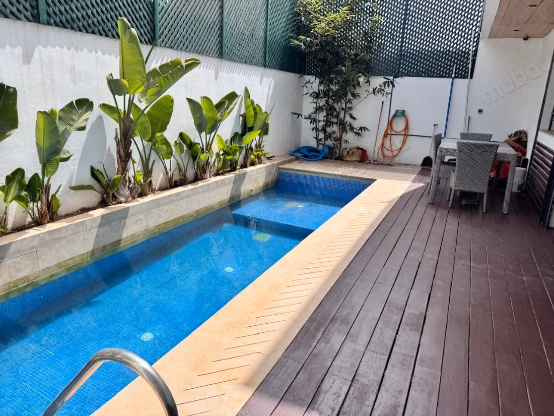 Villa di lusso arredata con piscina in affitto
