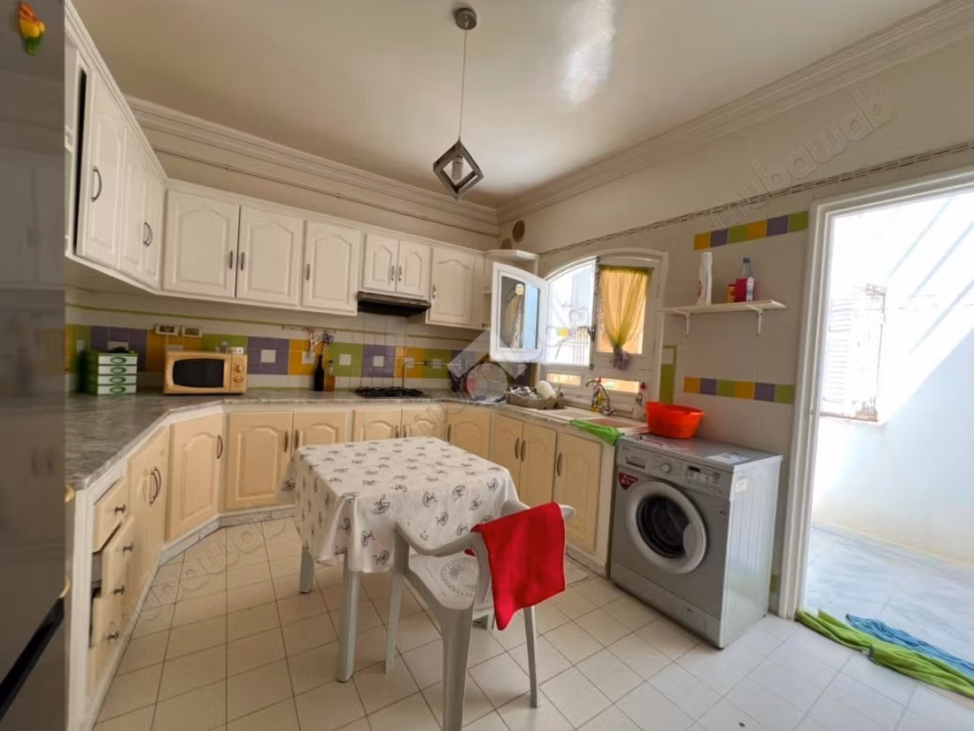 A loué étage de villa meubloé s3