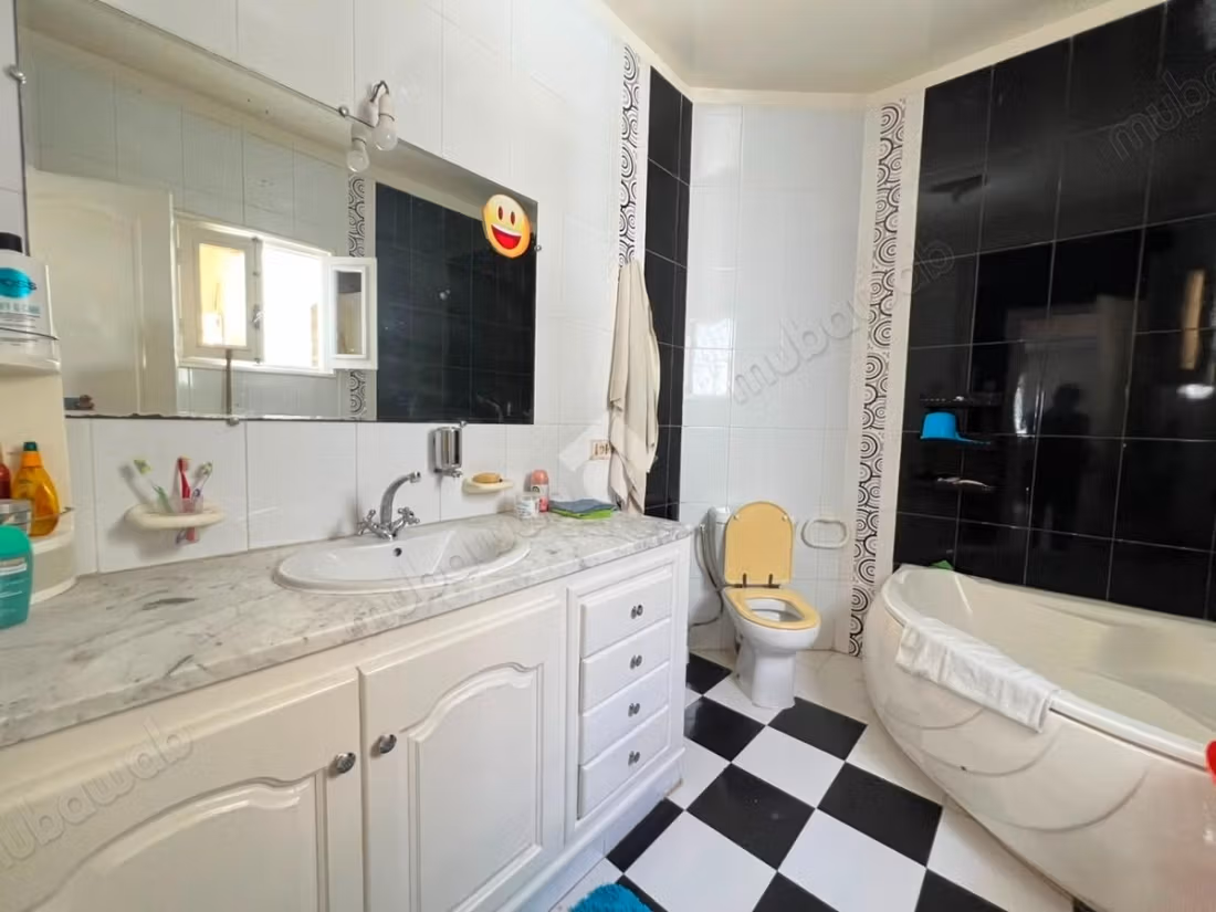 A loué étage de villa meubloé s3