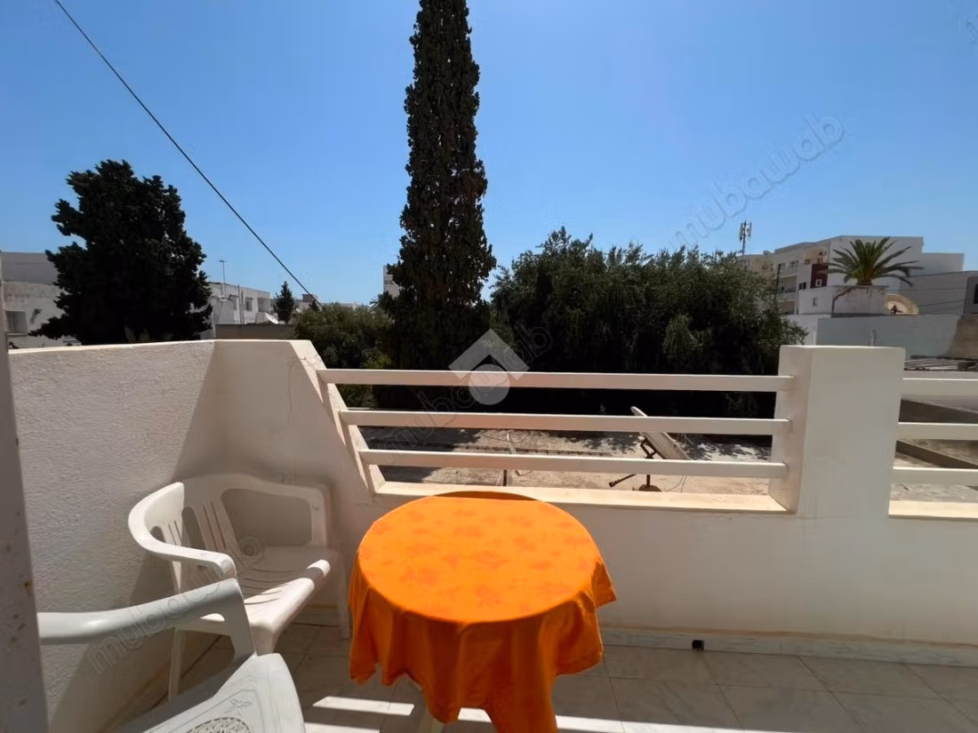 A loué étage de villa meubloé s3