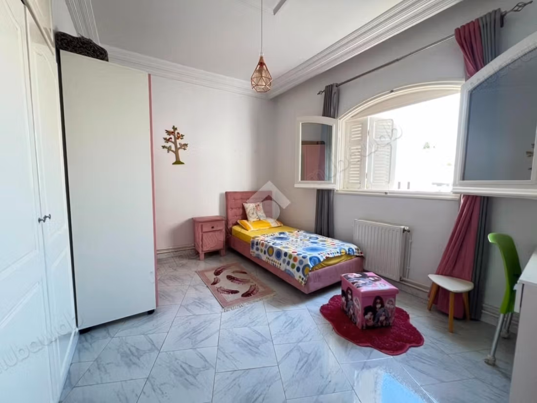 A loué étage de villa meubloé s3