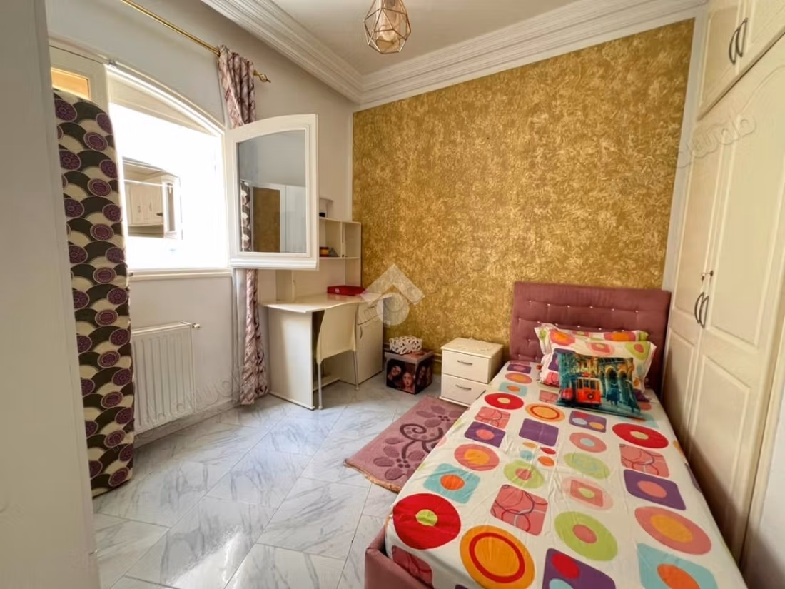 A loué étage de villa meubloé s3