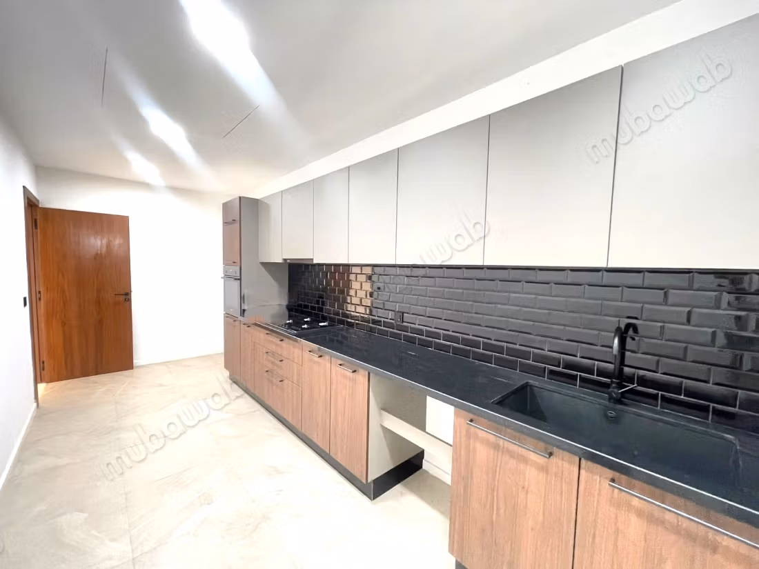 Location d'un appartement à Souissi. 
2 belles chambres. 
Antenne parabolique et Porte blindée