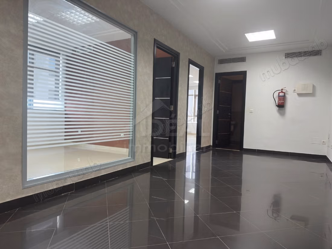 Post kummerċjali, 105 m²