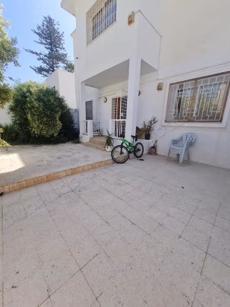 Appartamento in affitto a La Marsa Ville. Superficie totale 400 m². Giardino e posto auto