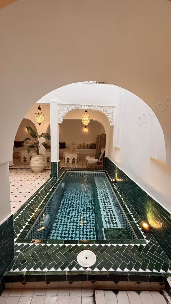 Prachtige Nieuwe Riad - 4 Suites - Verwarmd Zwembad & Jacuzzi - Uitstekende Rentabiliteit - Volledig Gemeubileerd Verkocht