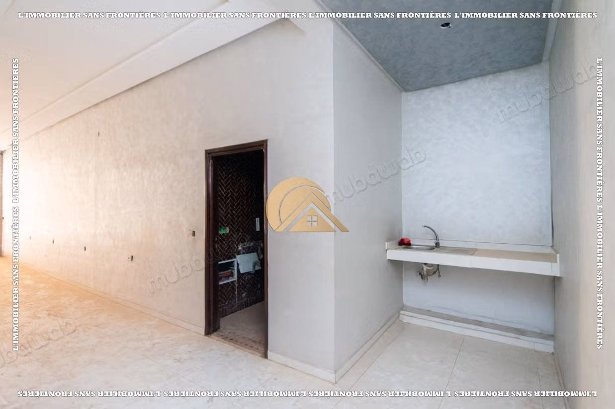 Local commercial vide à louer au quartier Charaf — 355 m²