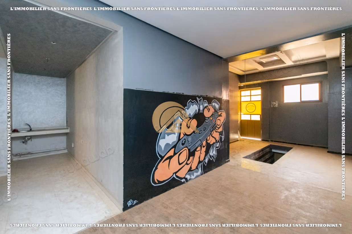Local commercial vide à louer au quartier Charaf — 355 m²